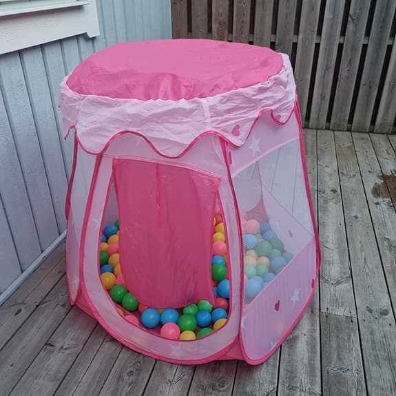 Lektält med "bollhavs"-bollar