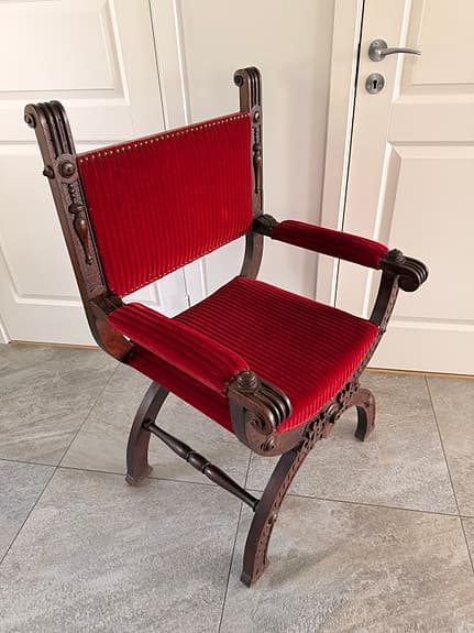Karmstol "dante" med snidade detaljer
