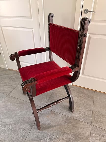 Karmstol "dante" med snidade detaljer
