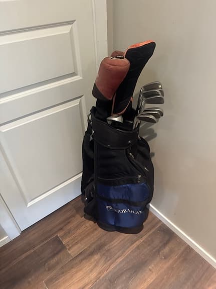 Golfset med bag och järnklubbor