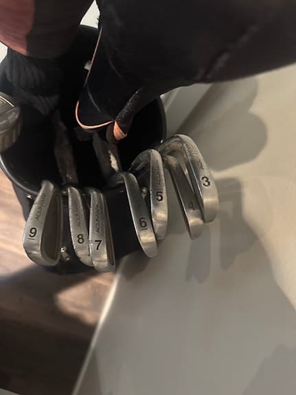 Golfset med bag och järnklubbor
