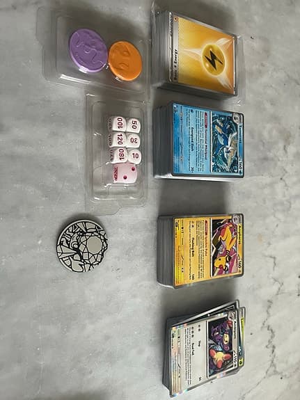 Pokemon kort Bulk + tärningar och mynt m