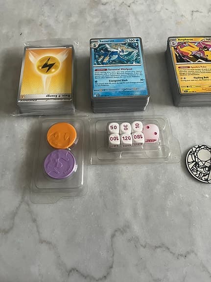 Pokemon kort Bulk + tärningar och mynt m