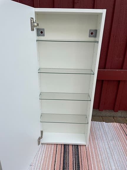 Vägghängt badrumsskåp