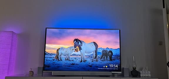 Sharp TV med belysning bakom skärmen