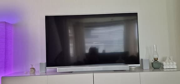 Sharp TV med belysning bakom skärmen