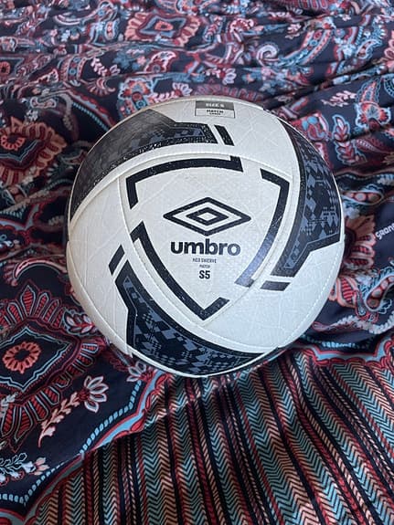Umbro fotboll size 5 vit/svart