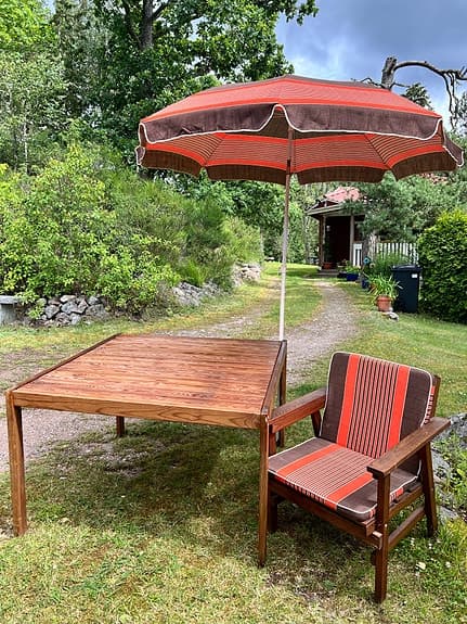 Utebord med 4 stolar och parasoll i trä och tyg, brun/orange
