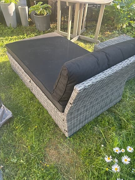 Grå konstrotting solsäng med dyna och fotpall