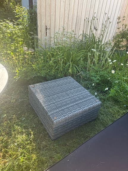 Grå konstrotting solsäng med dyna och fotpall
