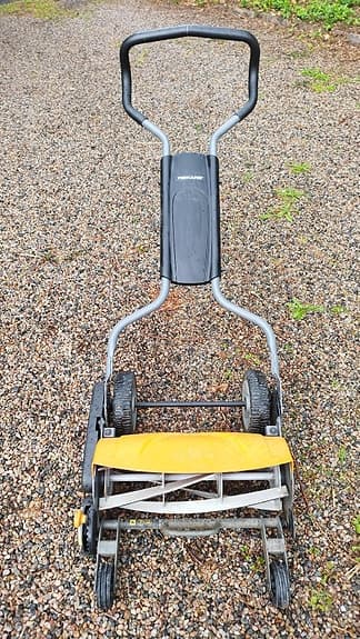 FISKARS manuell gräsklippare.