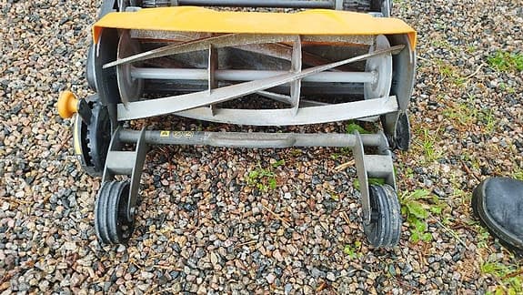 FISKARS manuell gräsklippare.