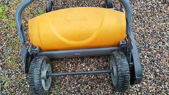 FISKARS manuell gräsklippare.