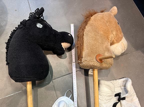 Två käpphästar med tillbehör