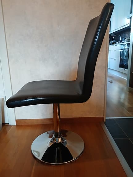 Svarta stolar med hög rygg i konstskinn