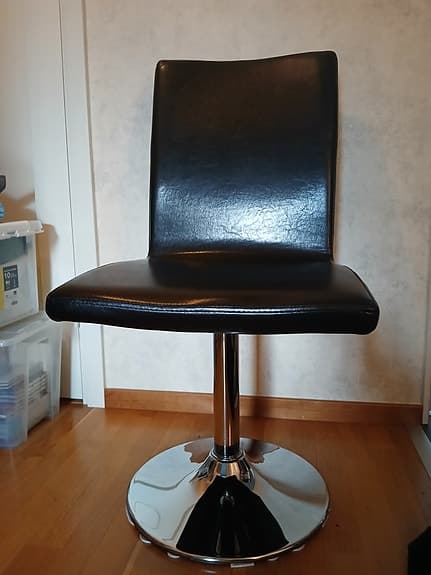 Svarta stolar med hög rygg i konstskinn