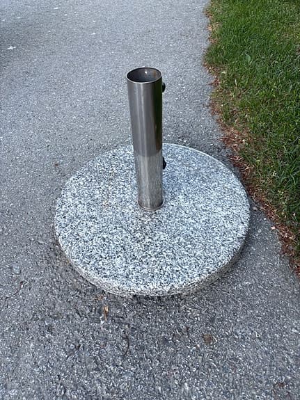 Parasollfot i granit med stålrör