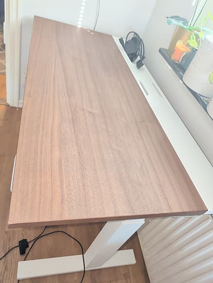 MITTZON Skrivbord sitt/stå, elektrisk valnötsfaner/vit