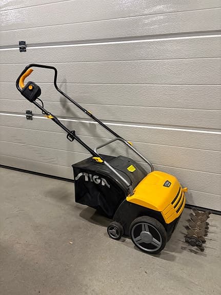 Stiga vertikalskärare el med uppsamlare