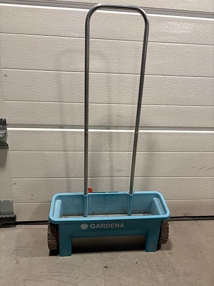 Gardena spridare för gödsel, sand och gräsfrön