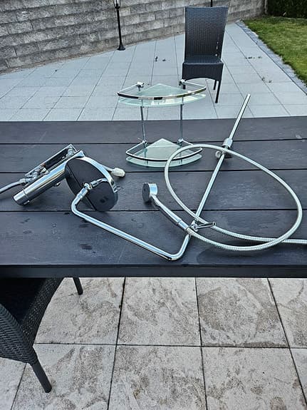 Duschset med termostatblandare och glas-hyllor krom