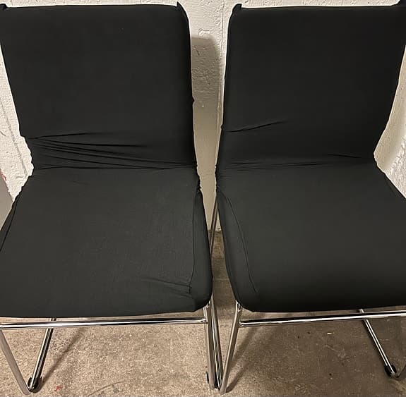 Två stolar med svart överdrag