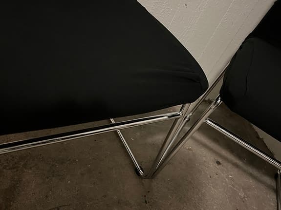 Två stolar med svart överdrag