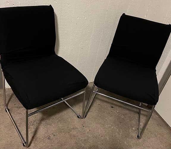 Två stolar med svart överdrag