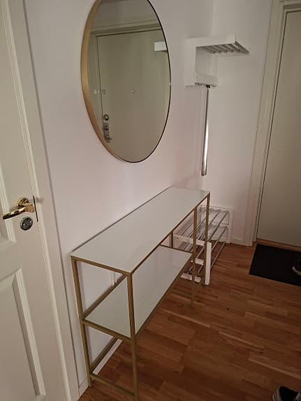Spegel och/eller hyllor