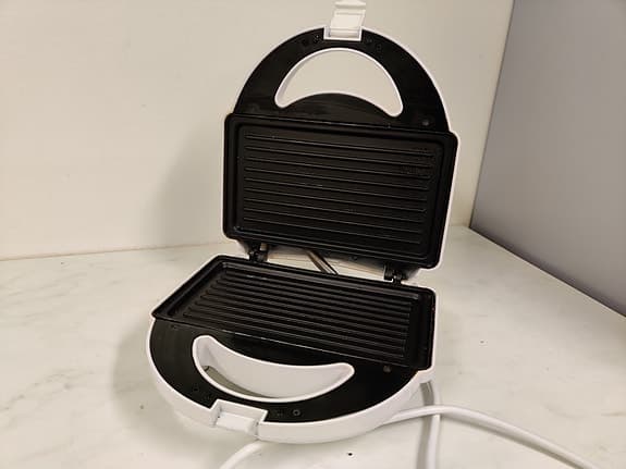 Smörgåsgrill i fint skick, funkar bra!