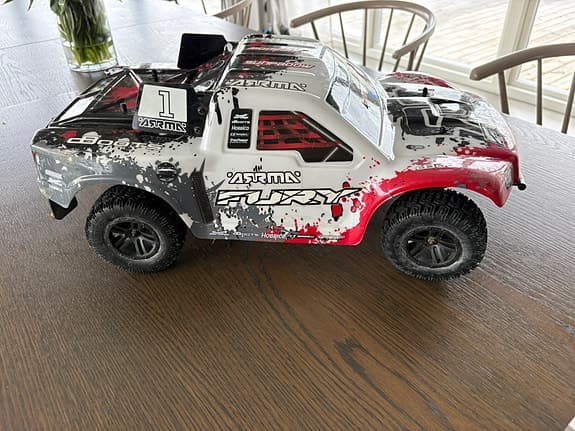 2st Arrma Fury bilar 1:10 med fjärrkontroll och 6st batterier