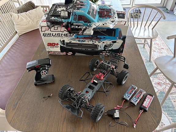 2st Arrma Fury bilar 1:10 med fjärrkontroll och 6st batterier