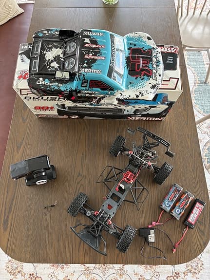 2st Arrma Fury bilar 1:10 med fjärrkontroll och 6st batterier