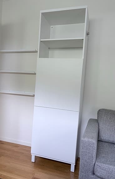 Fint vitt Bestå skåp med dörrar från IKEA förvaring