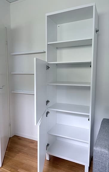 Fint vitt Bestå skåp med dörrar från IKEA förvaring