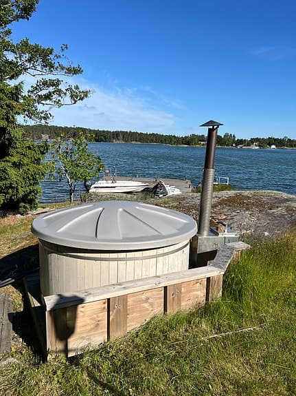 Vedeldad badtunna med lock inkl pump och slangar.