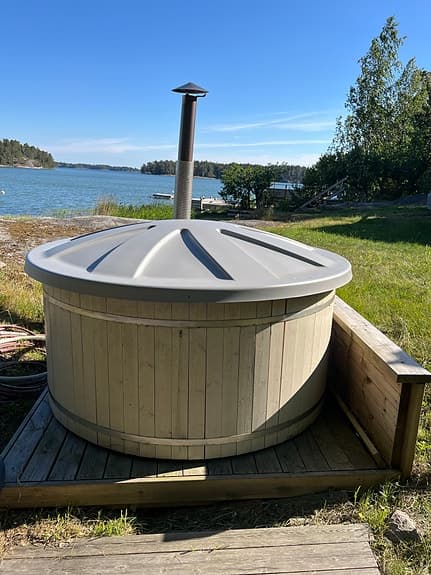 Vedeldad badtunna med lock inkl pump och slangar.