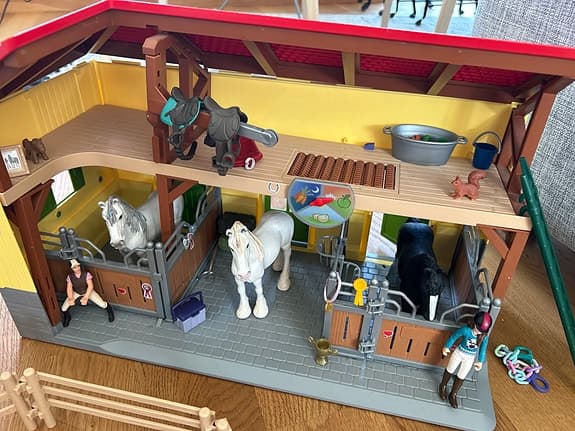 Schleich häststall med hästar och tillbehör