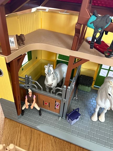 Schleich häststall med hästar och tillbehör