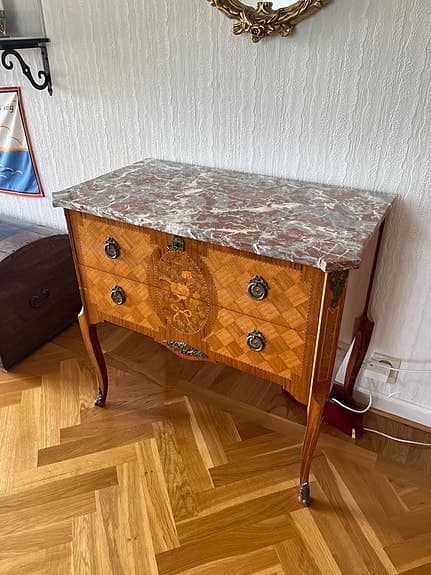 Byrå med marmorskiva