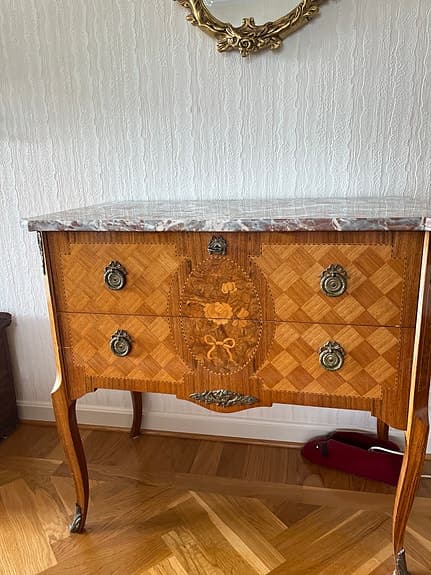 Byrå med marmorskiva