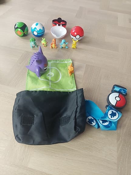 Pokemonfigurer med pokébollar och väska