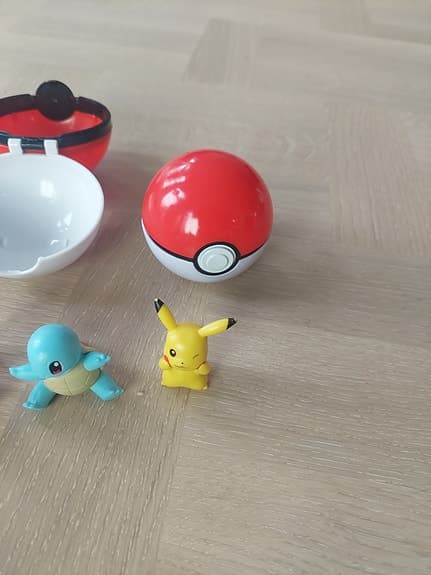 Pokemonfigurer med pokébollar och väska