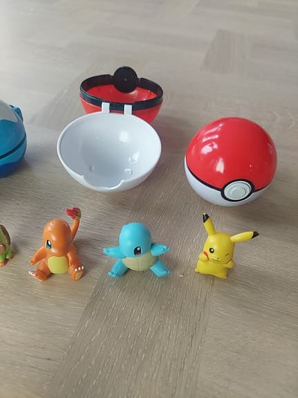 Pokemonfigurer med pokébollar och väska