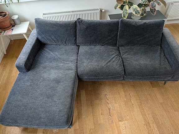mörk blå soffa Modell Carlton