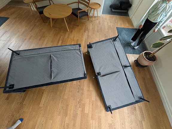 mörk blå soffa Modell Carlton