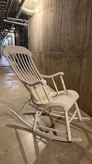 Vit gungstol i trä