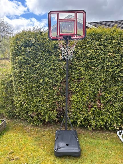 Basketkorg på ställning för trädgård/uppfart