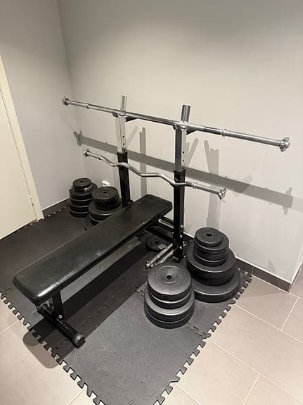 Komplett ställbar bänkpress, skivstång, curl och hantelset, träningsmatta