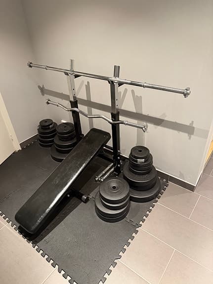 Komplett ställbar bänkpress, skivstång, curl och hantelset, träningsmatta